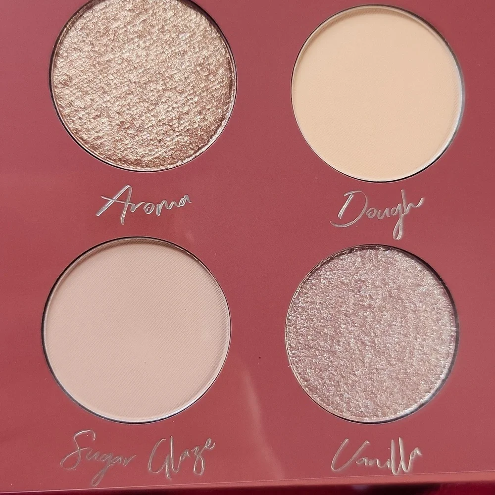 Beauty Bakerie The Chosen Bun Eyeshadow Palette - Cream and Brown - Picture 6 of 8